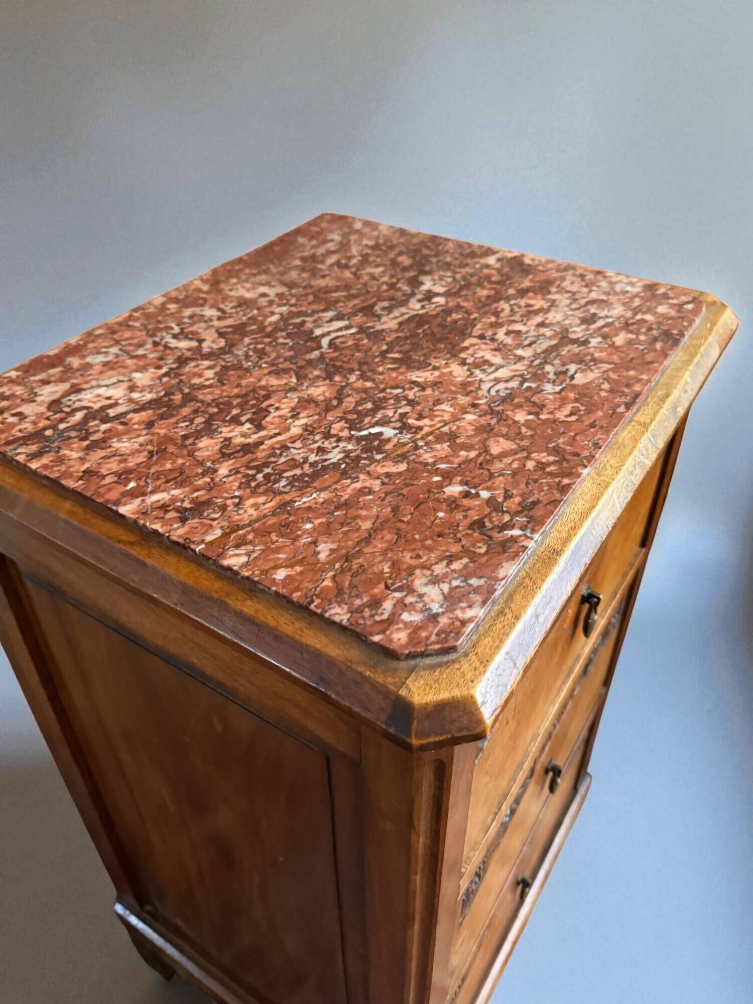 Pair of Art Deco bedside tables from 1930 in carved wood and red marble