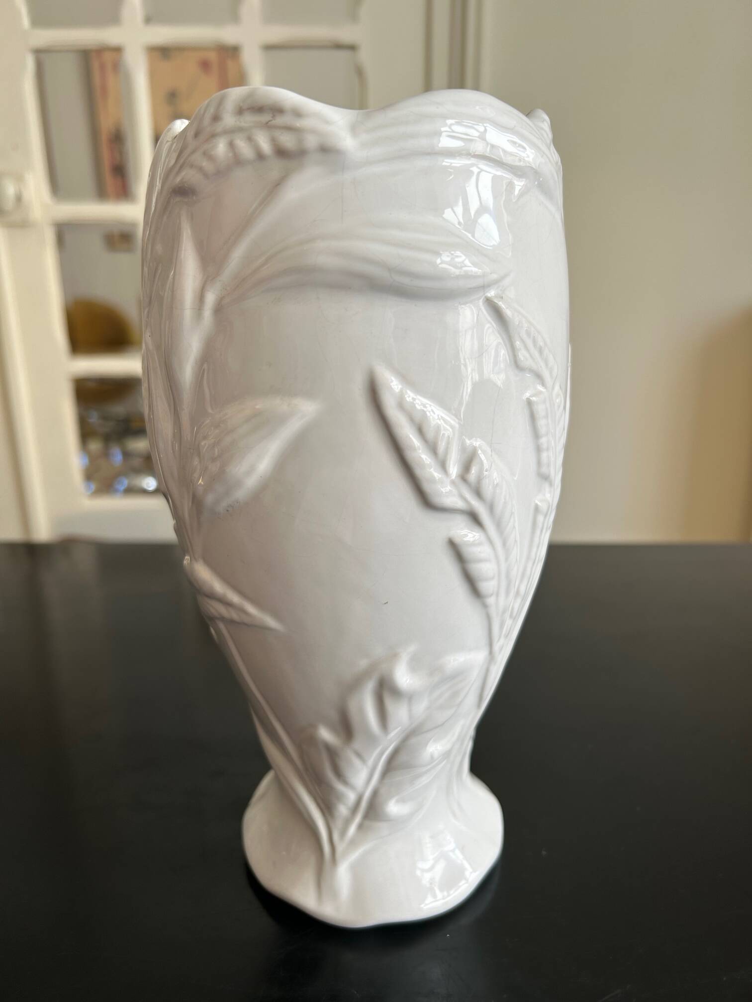 Vase with parrots