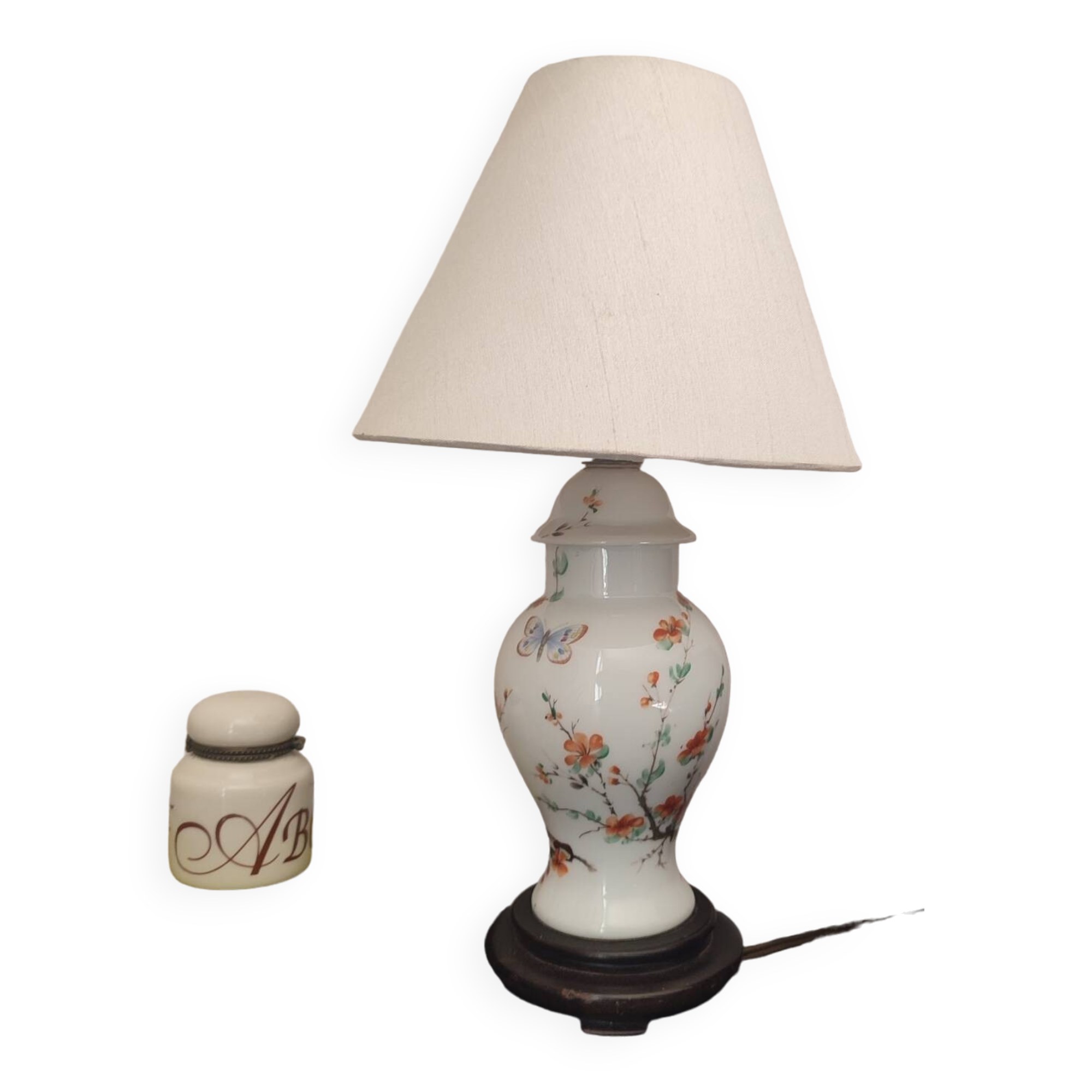 Porcelain base table lamp with Japanese decor