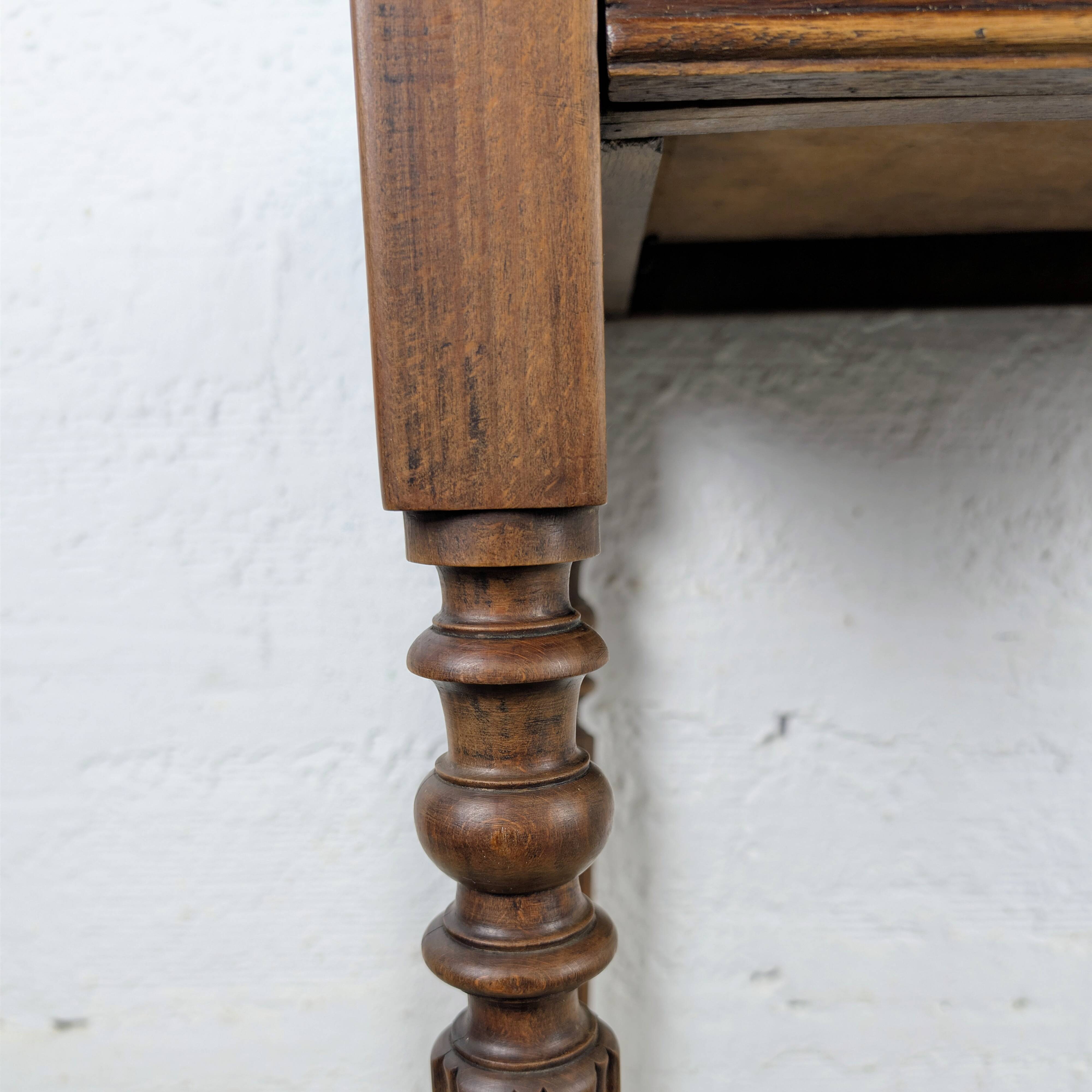 The small table with Louis XVI charm.