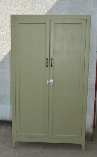 Armoire parisienne vert olive