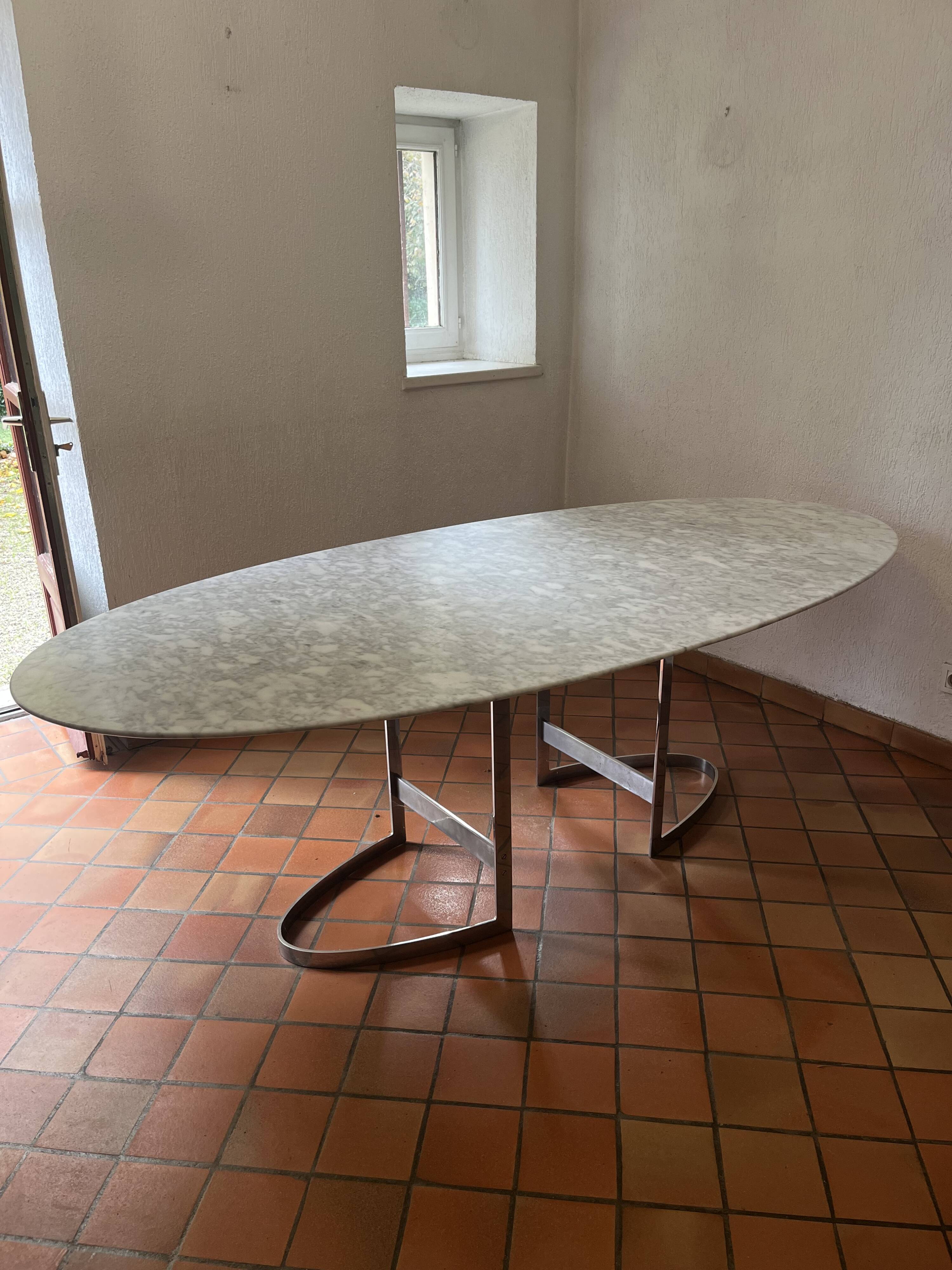 Oval table designed by Vittorio Introini, published by the Fratelli house.