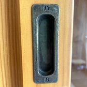Vaisselier vitré vintage en pin massif, portes coulissantes