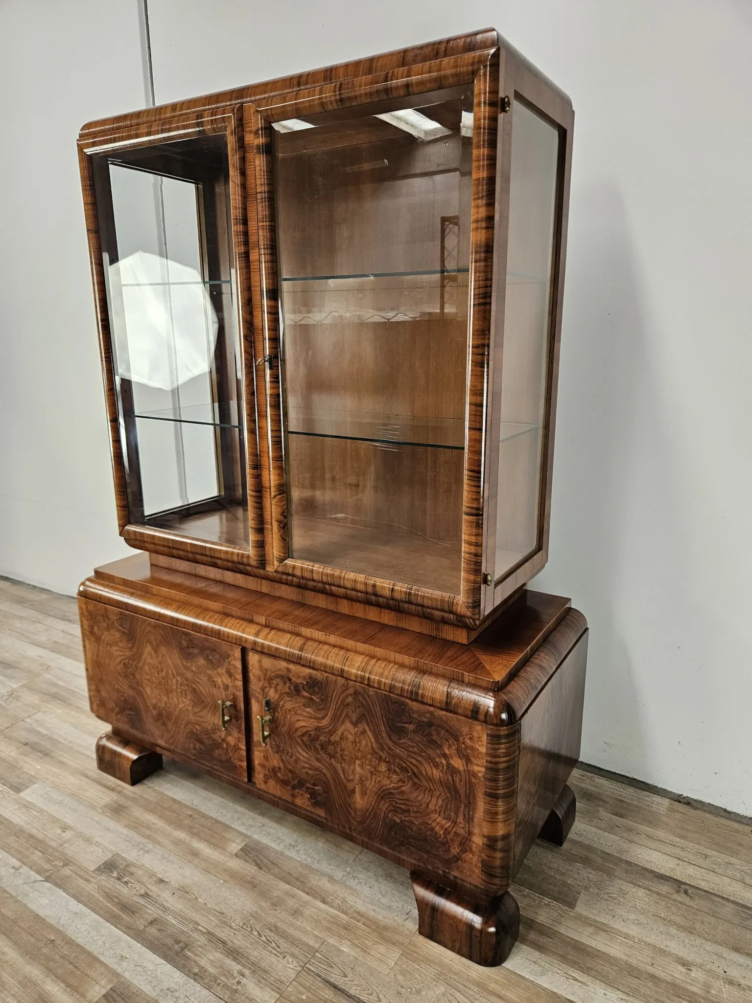 French Art Decò display cabinet from the 1940s in walnut