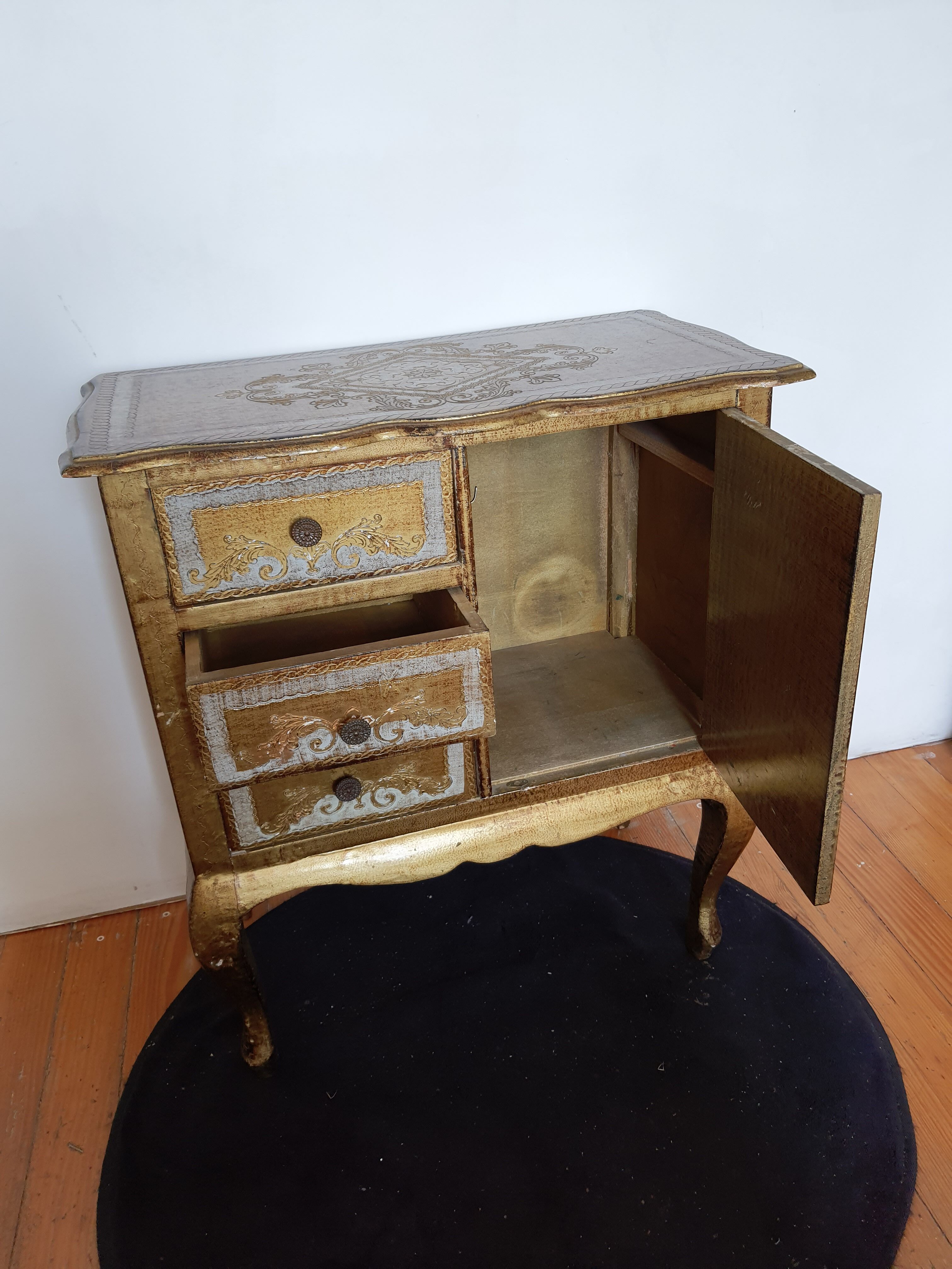 Florentine chest of drawers