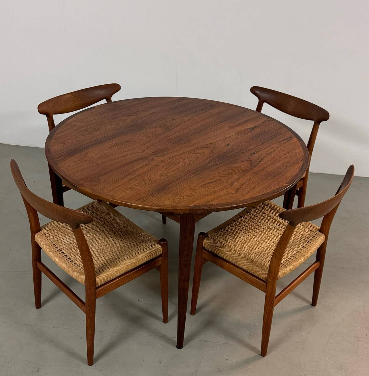 Mid-Century Round Dining Table in Palisander Henry Rosengren Hansen, Denmark 1960s