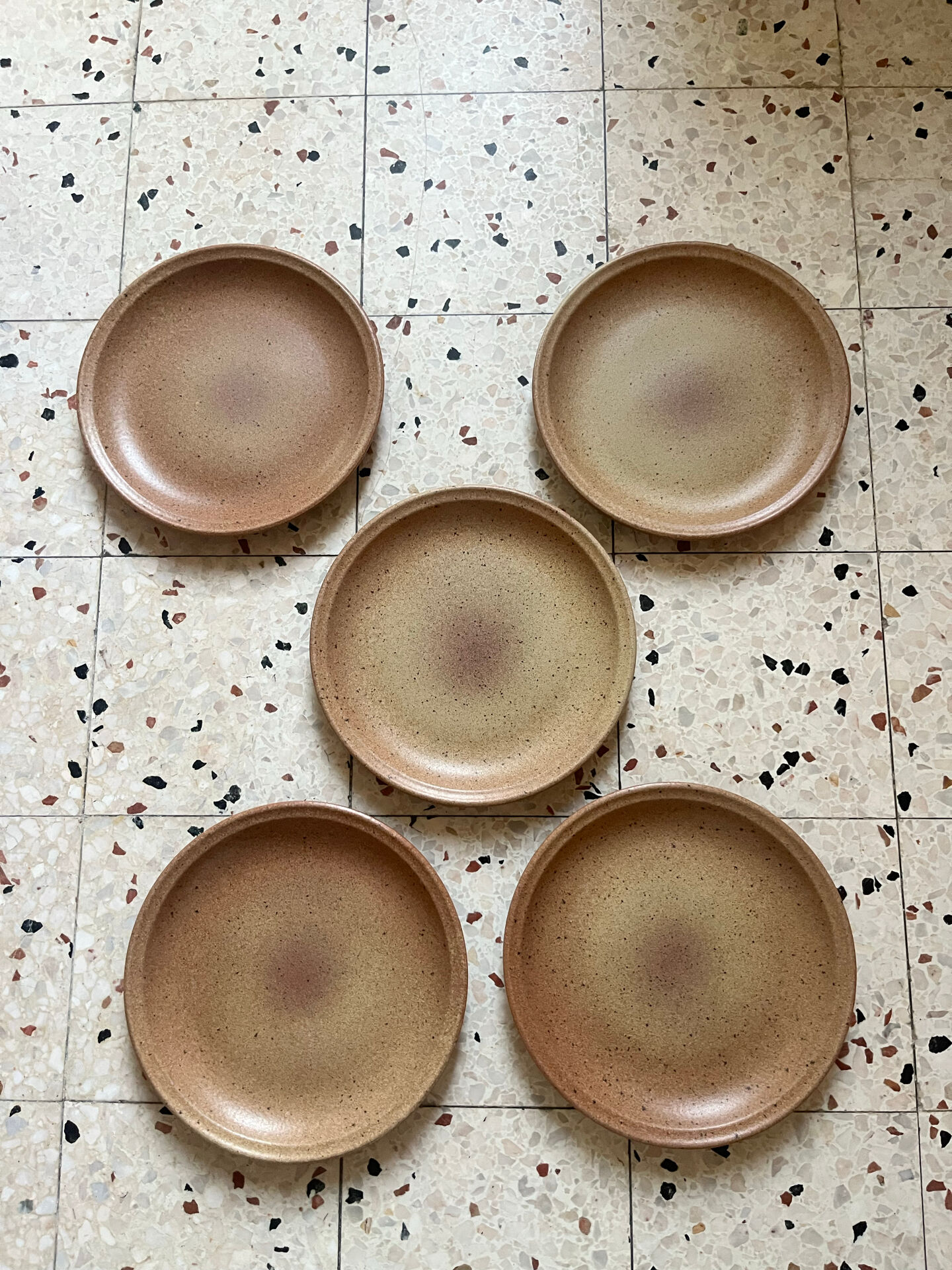 5 flat plates in stoneware