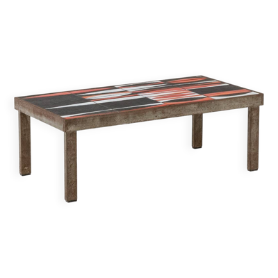 Capron. Table basse 'navette' en grès émaillé noir et rouge. Années 1960.