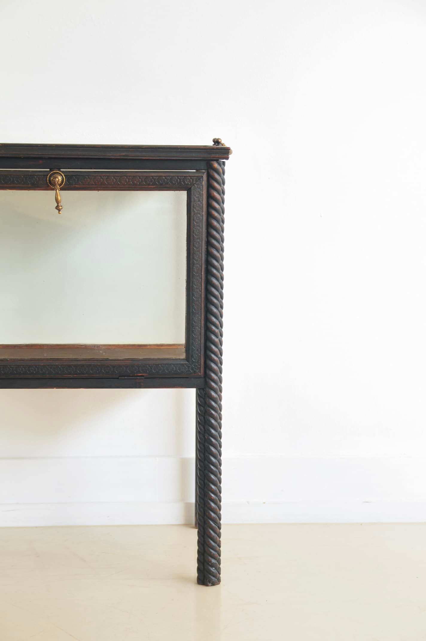 Cabinet à thé vintage