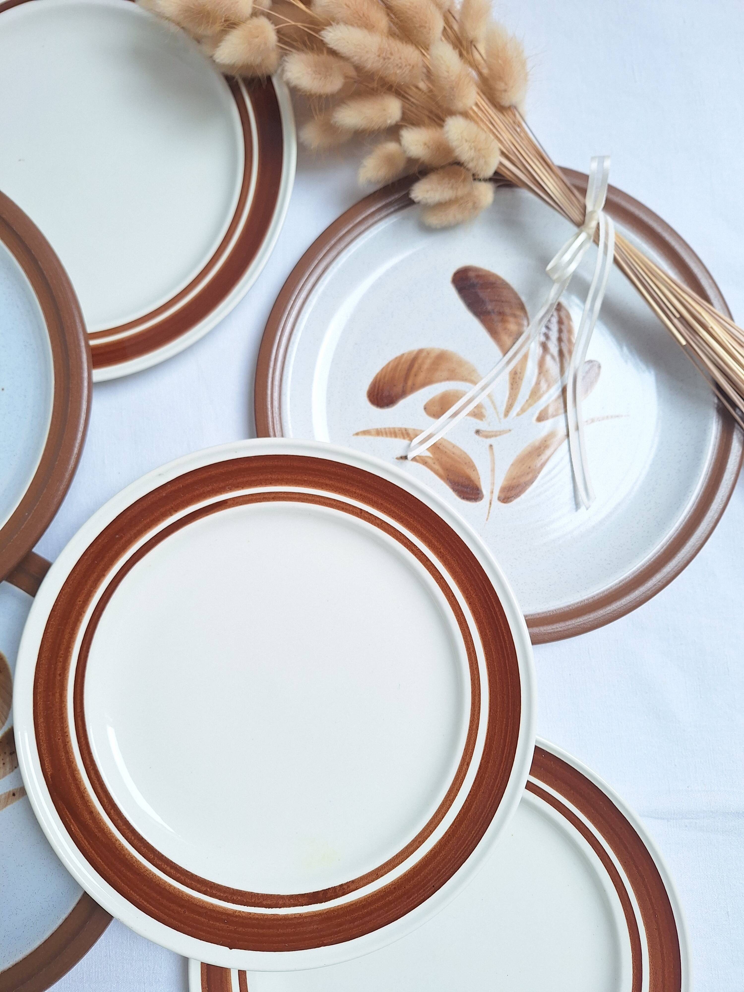 Assiette plates à fleurs marron années 1970
