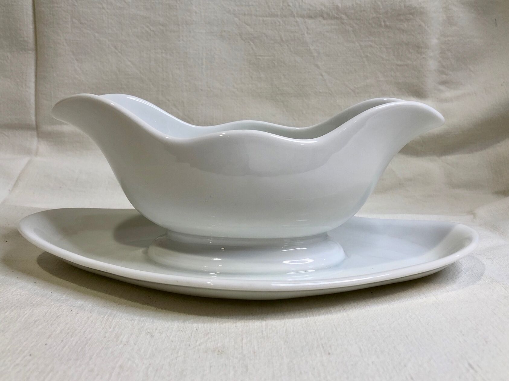 Saucière en porcelaine blanche. AH & C, France.