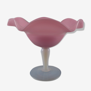 Coupe sur piédouche en opaline rose et blanc translucide période XX ème