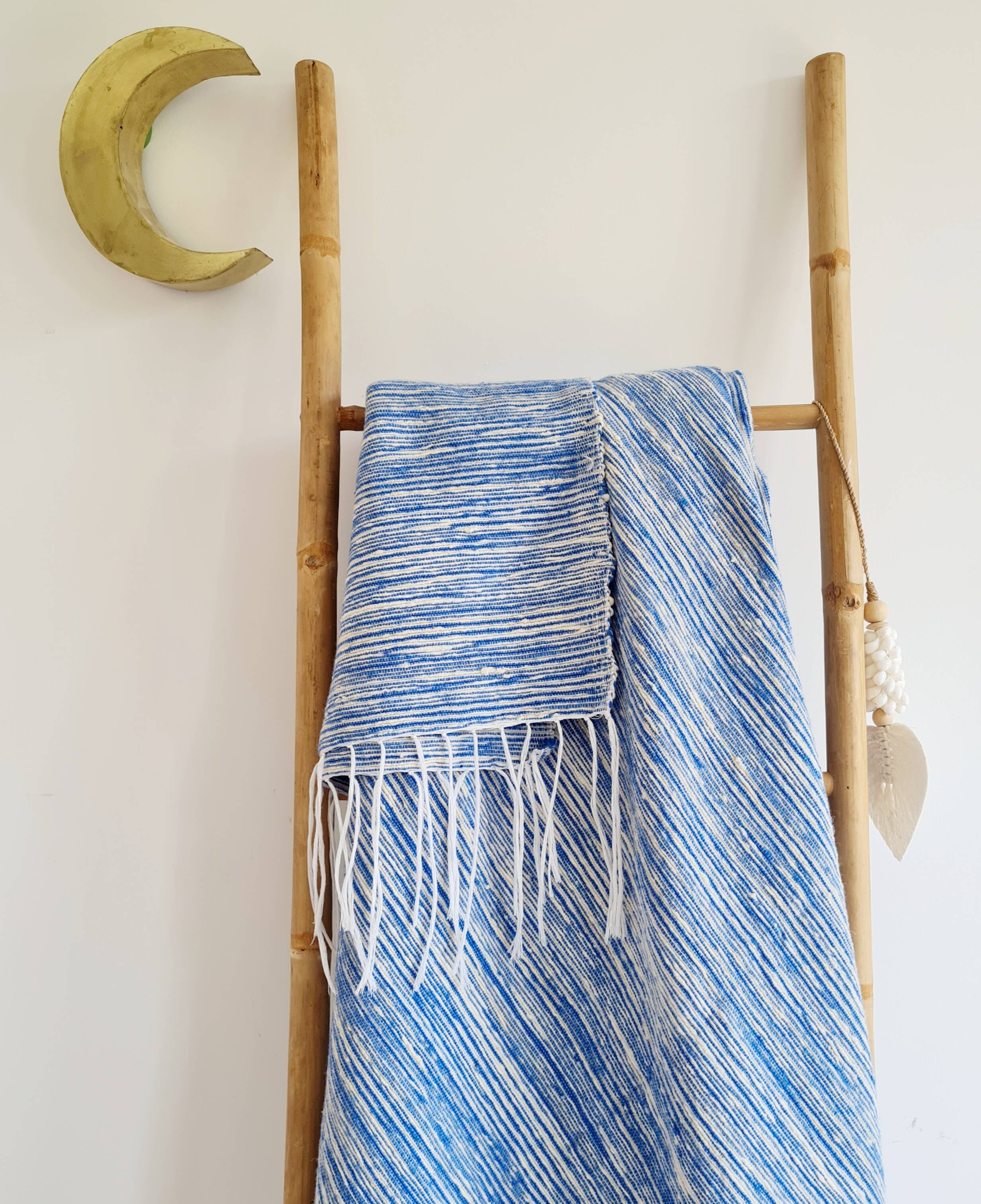 Plaid marocain artisanat rayures blanches et bleues