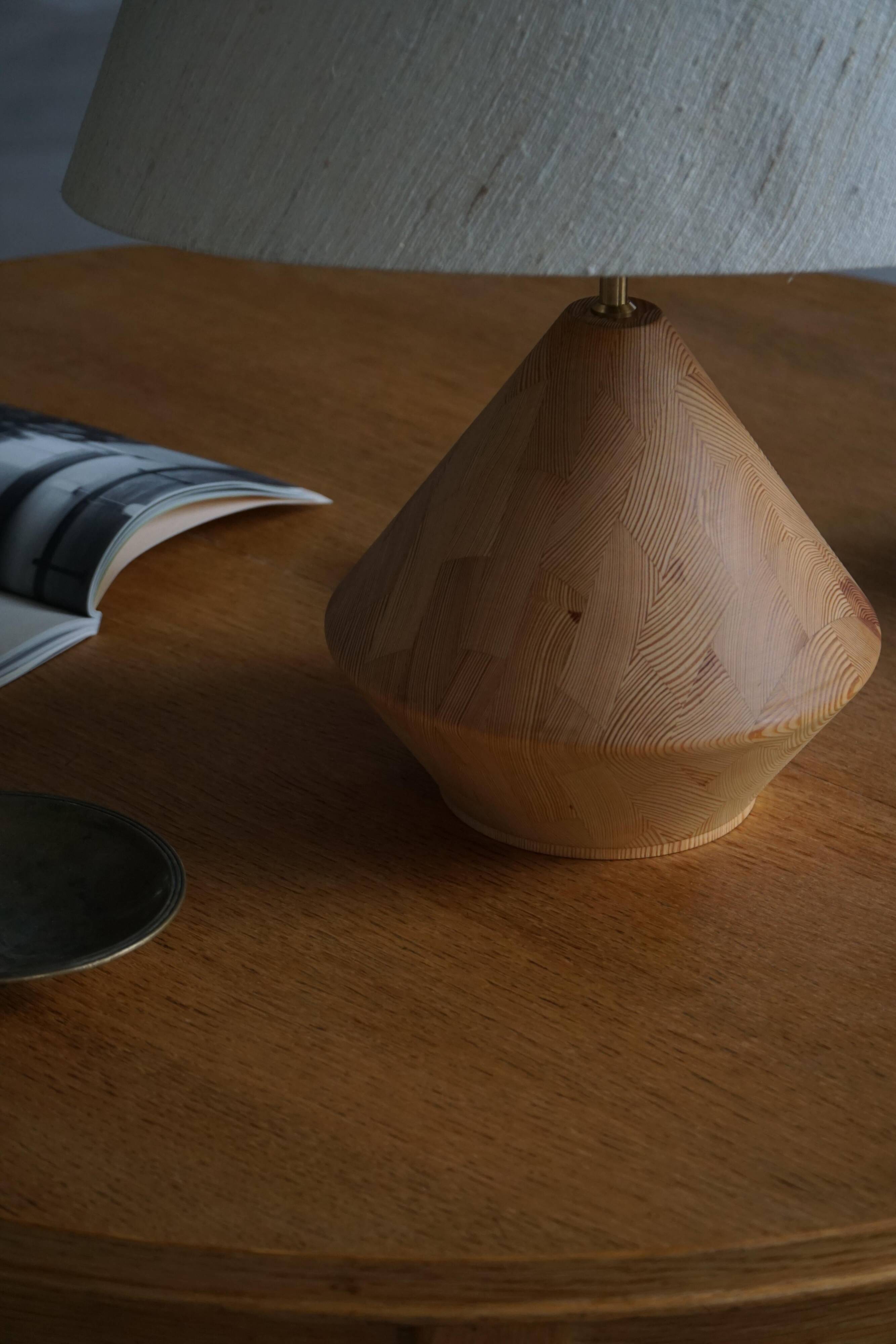 Sculptural Danish modern table lamp in wood by Kirk, 1980s.