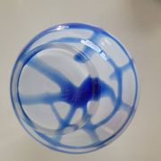 Ancien vase pique fleurs en verre blanc et bleu