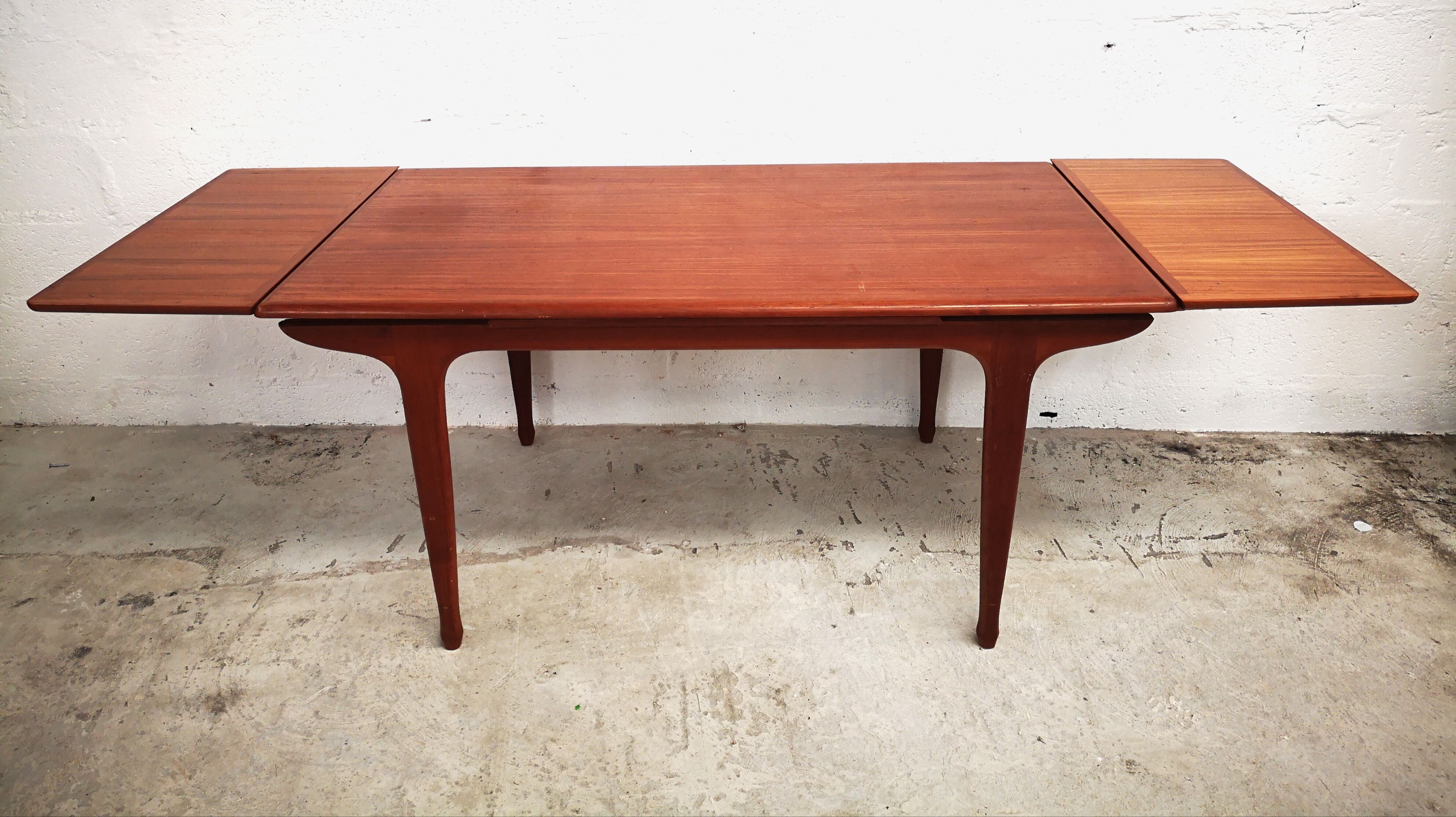 Table à manger extensible par Meubles TV / Tricoire & Vecchione