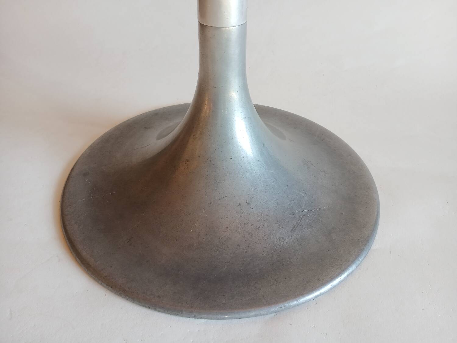 Tabouret pied tulipe à vis,  aluminium et cuir