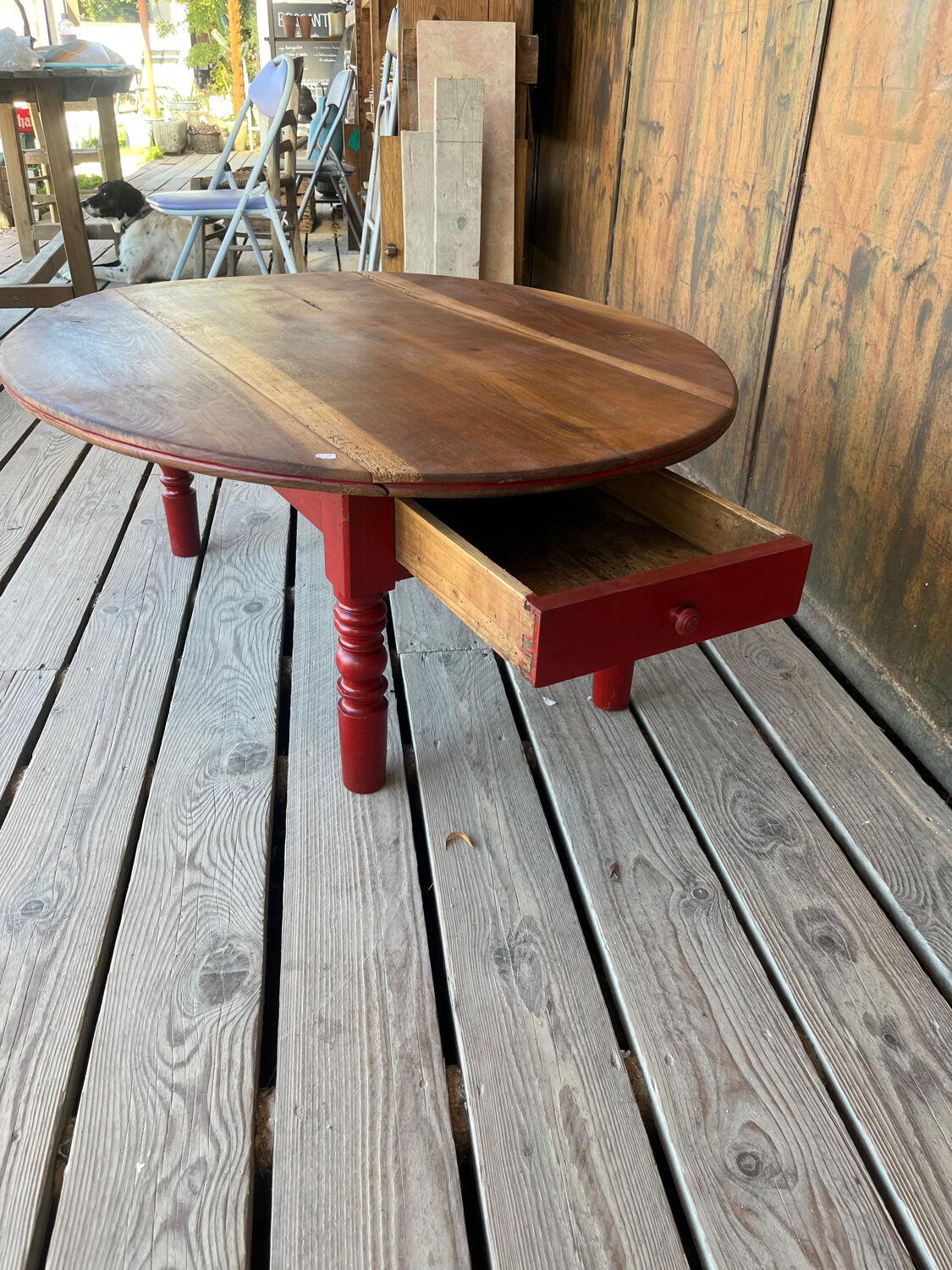 Oval coffee table in wood and red