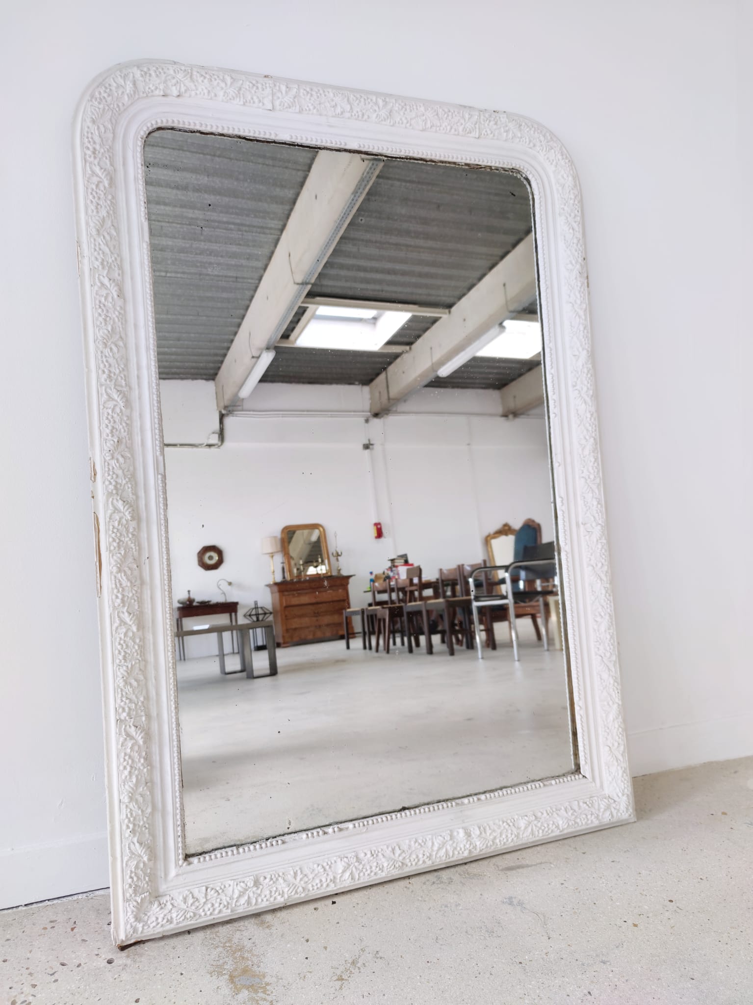 White lacquered wood mirror