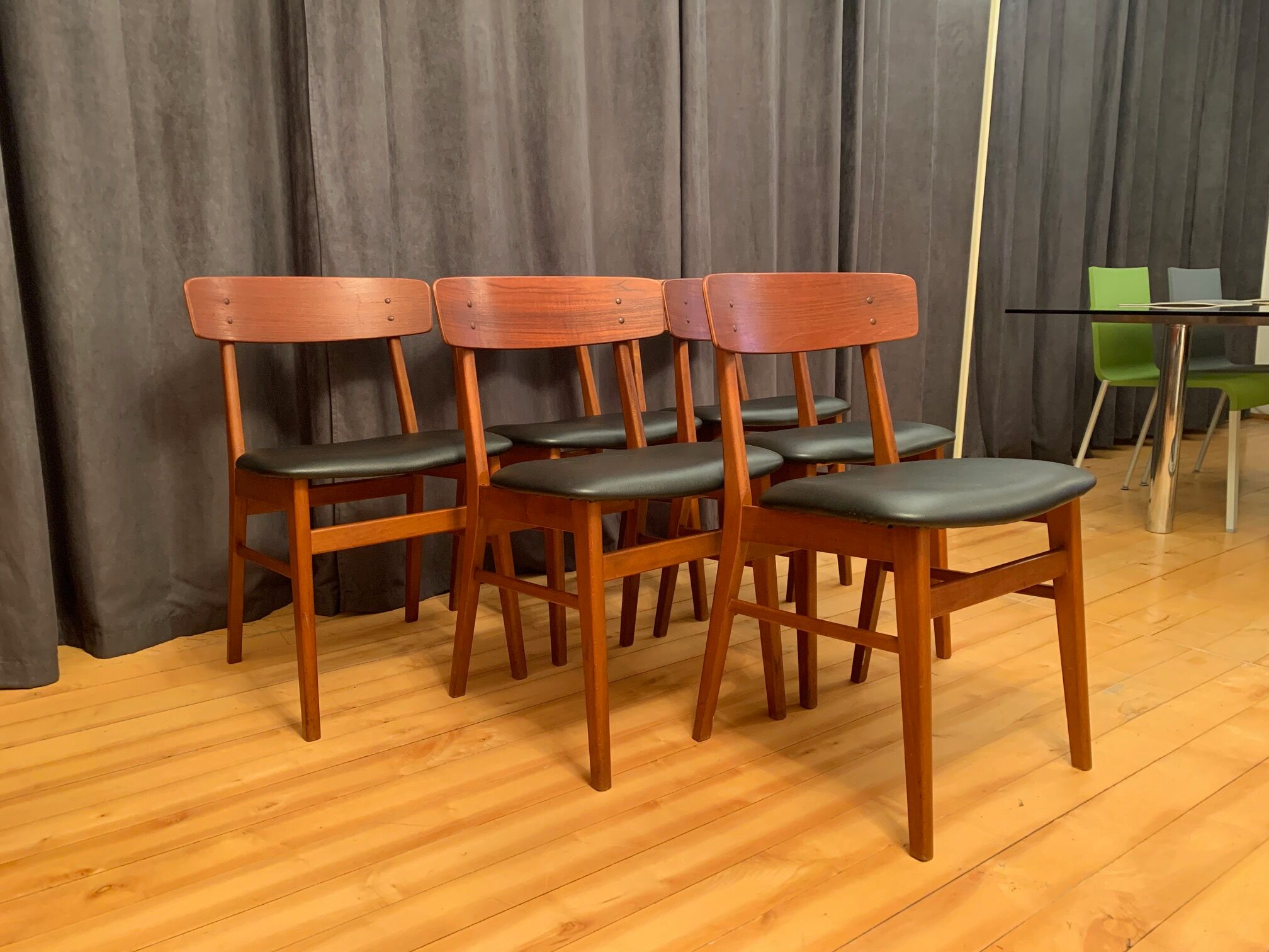 Ensemble de six chaises de style Børge Mogensen Farstrup, Danemark, années 1960.