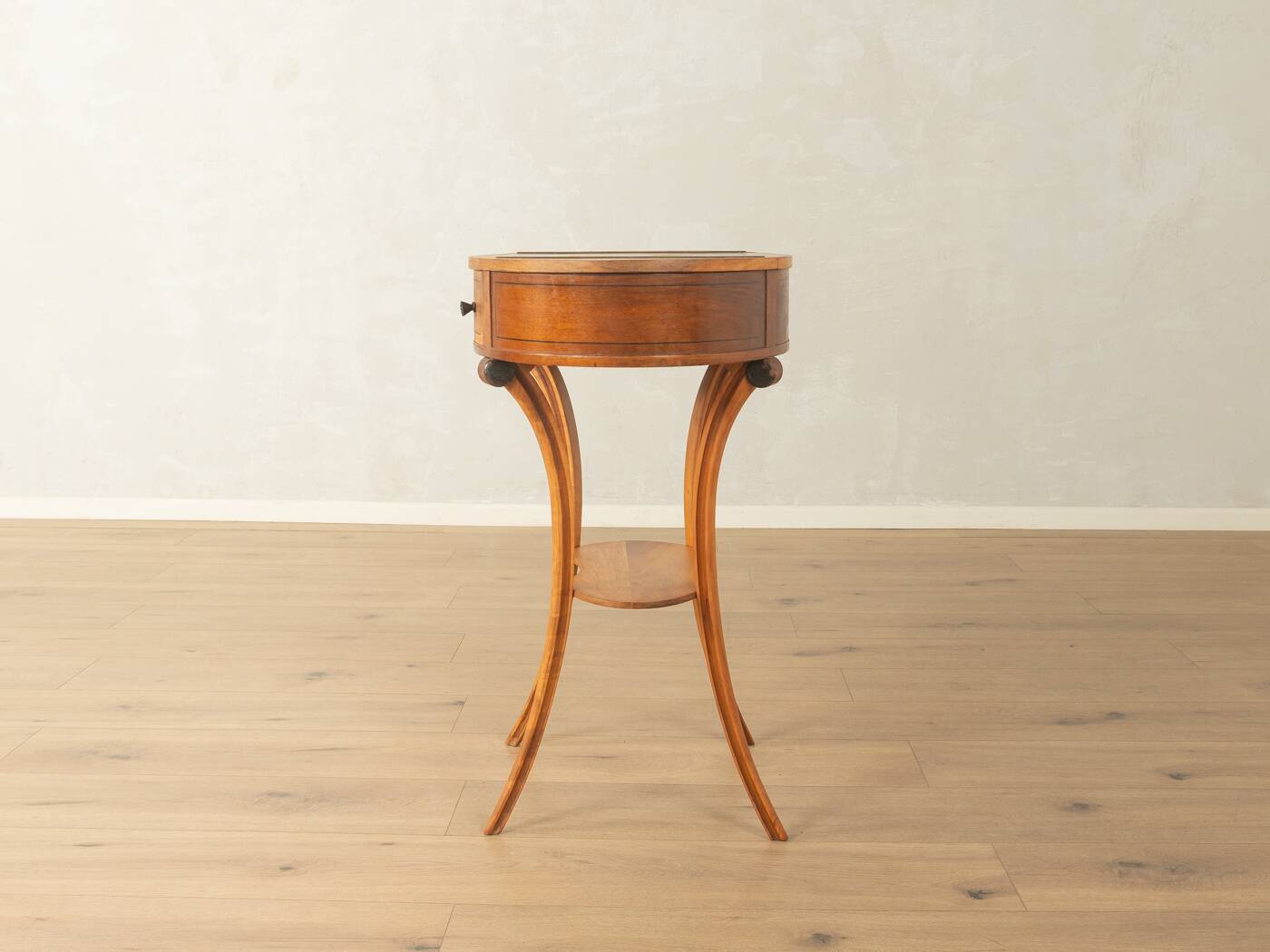 Table d'appoint antique élégante de style Biedermeier, vers 1850