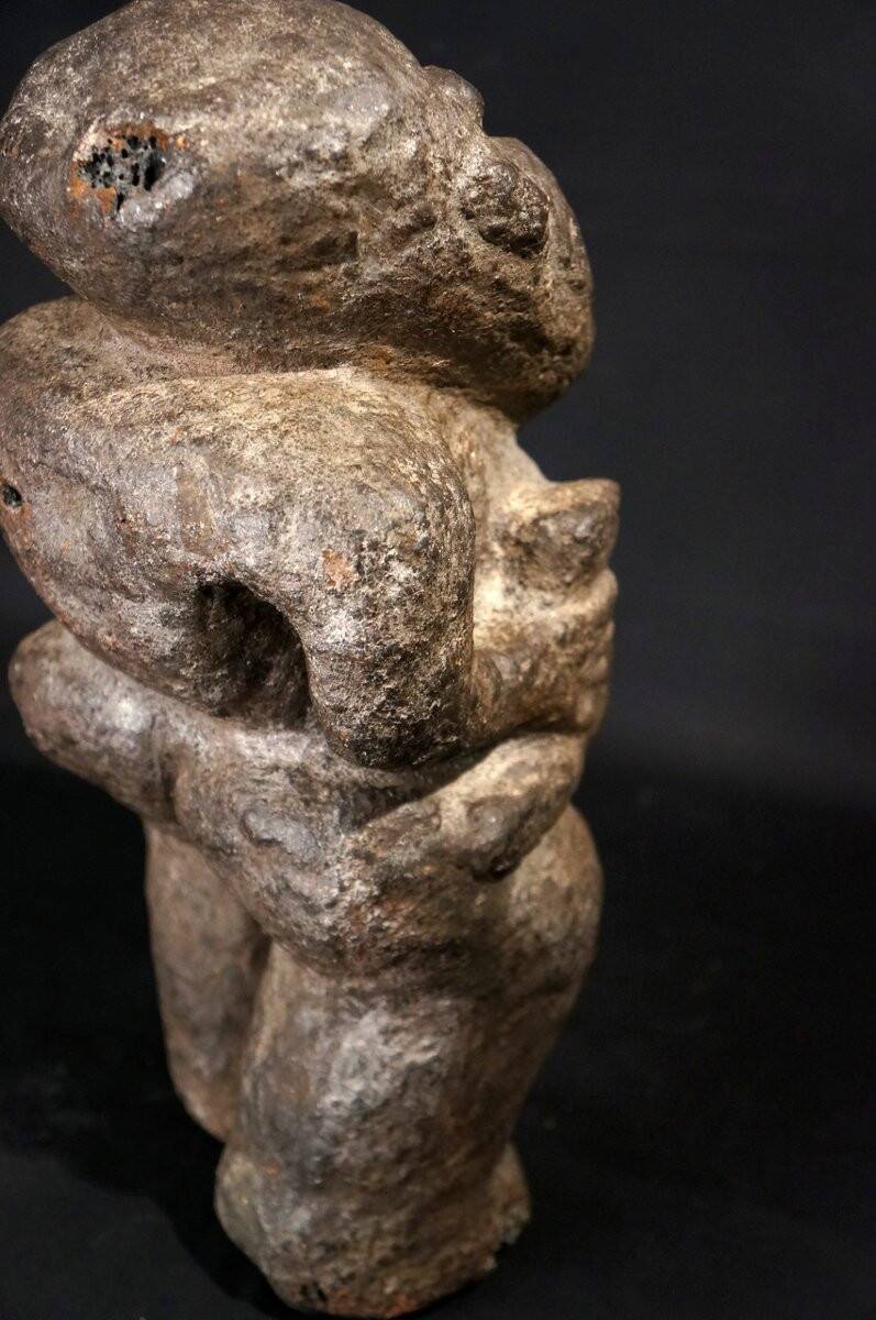 Figure anthropomorphe en pierre volcanique art tribal africain Côte d’Ivoire XVIIIe siècle