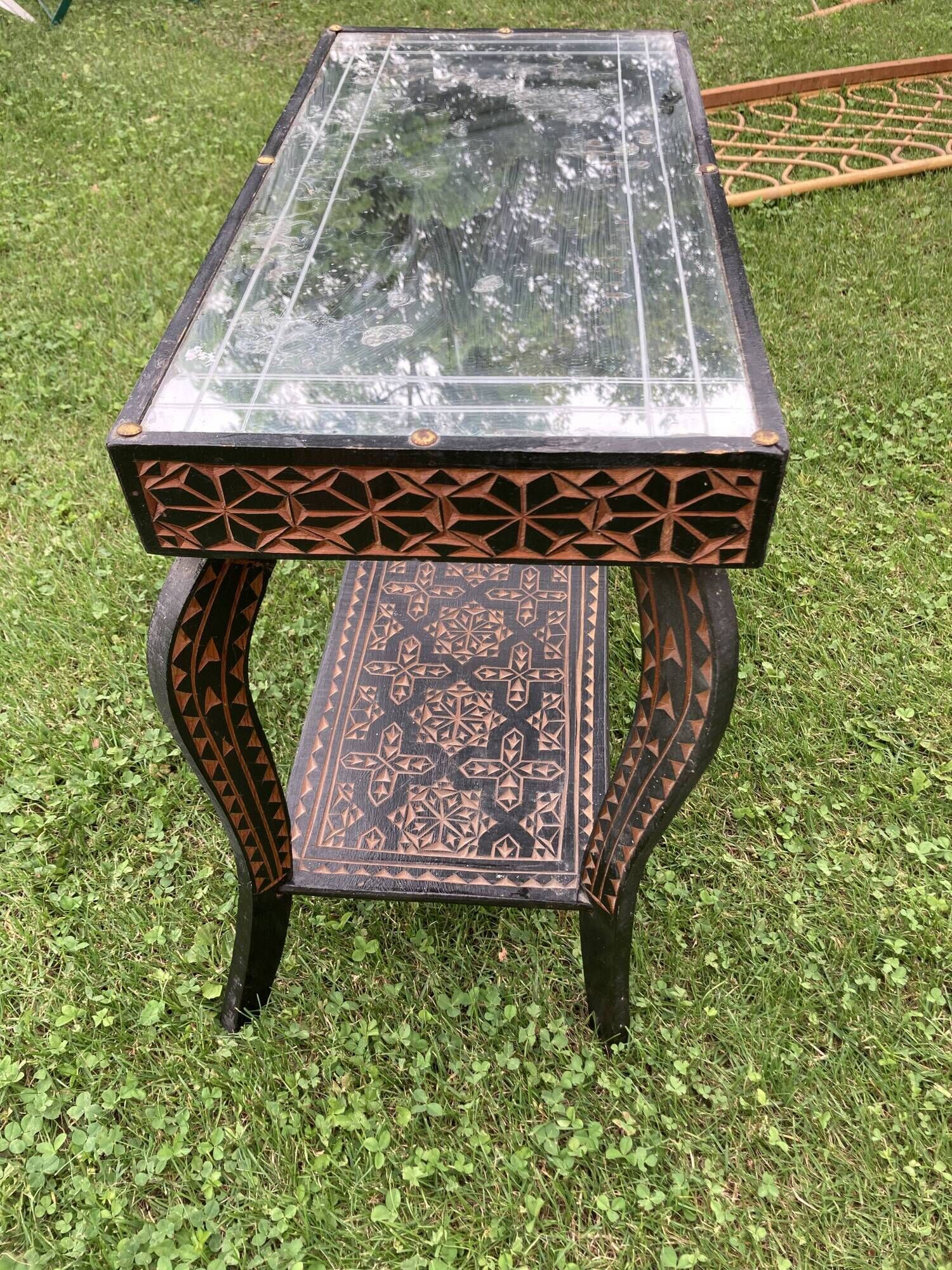 Carved wooden quadrupedal pedestal table