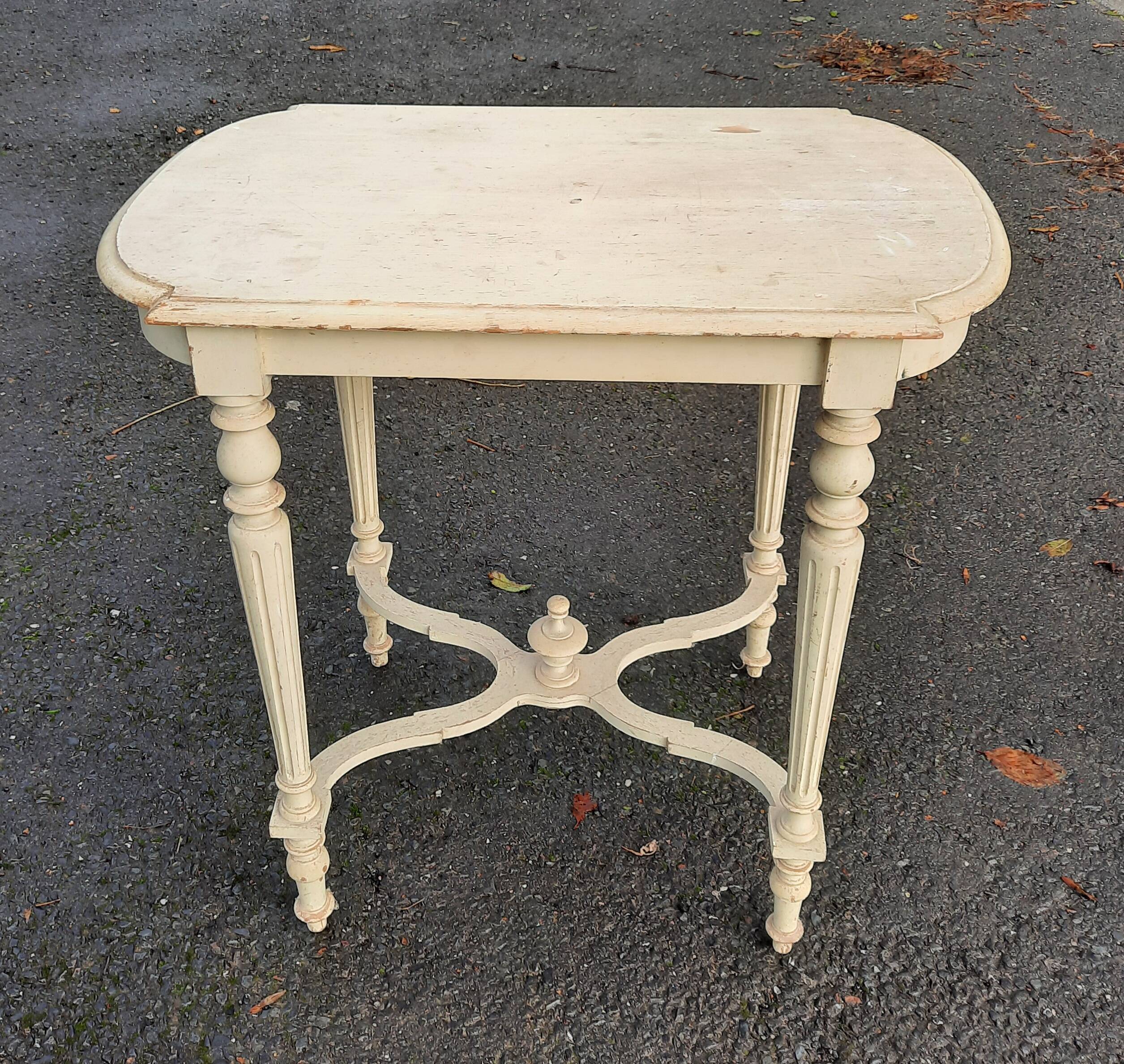 Center table in white lacquered wood