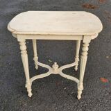 Center table in white lacquered wood