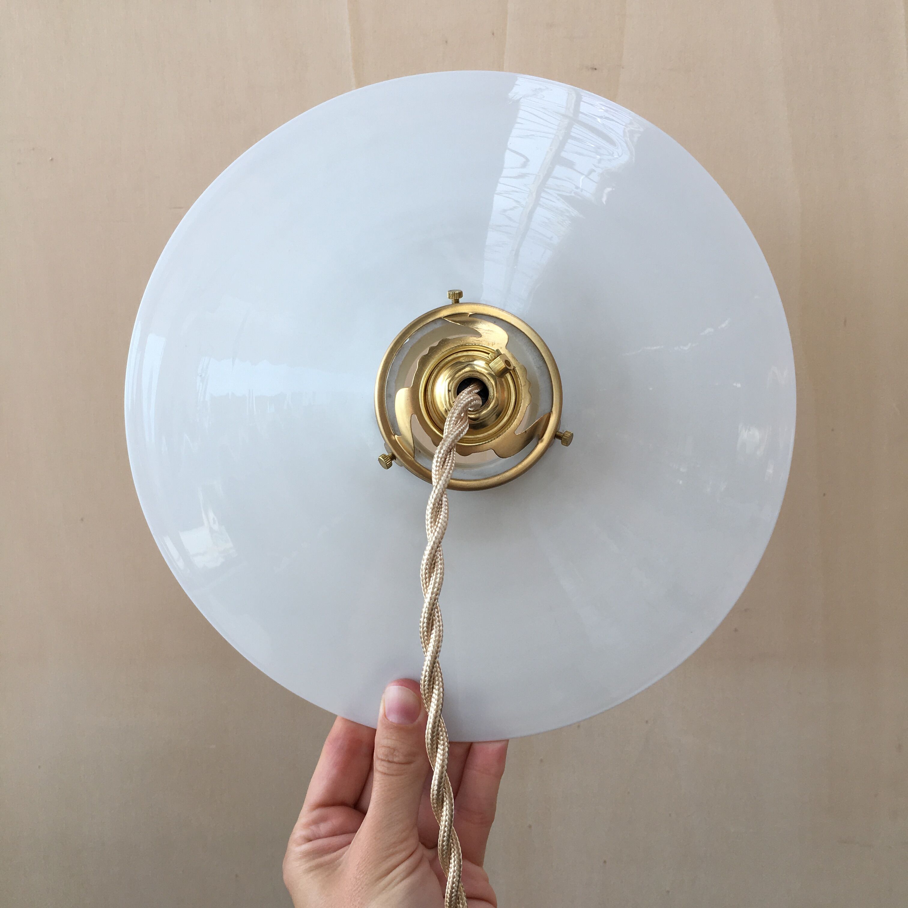 Paire de suspensions vintage en opaline blanche