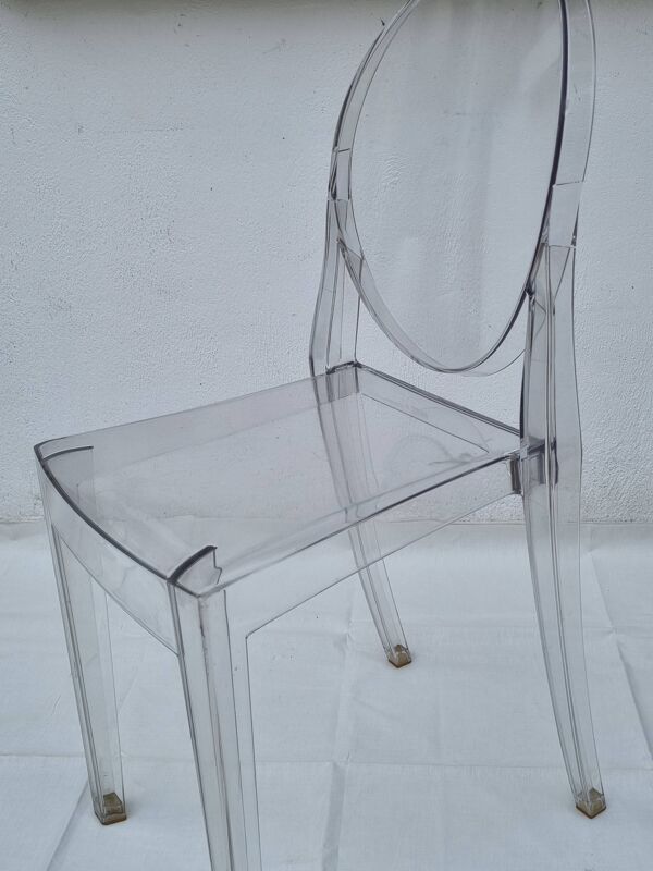 Chaise “Victoria Ghost” – design Philippe Starck pour Kartell