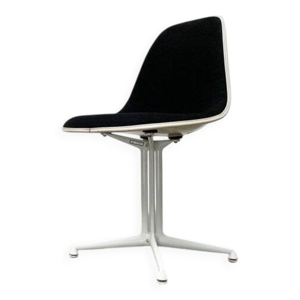 Chaise en fibre de verre - charles ray