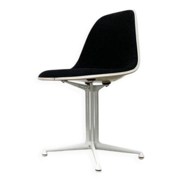 Mid-century fiberglass side chair with La Fonda base by Charles & Ray Eames for Herman Miller, 1960s.