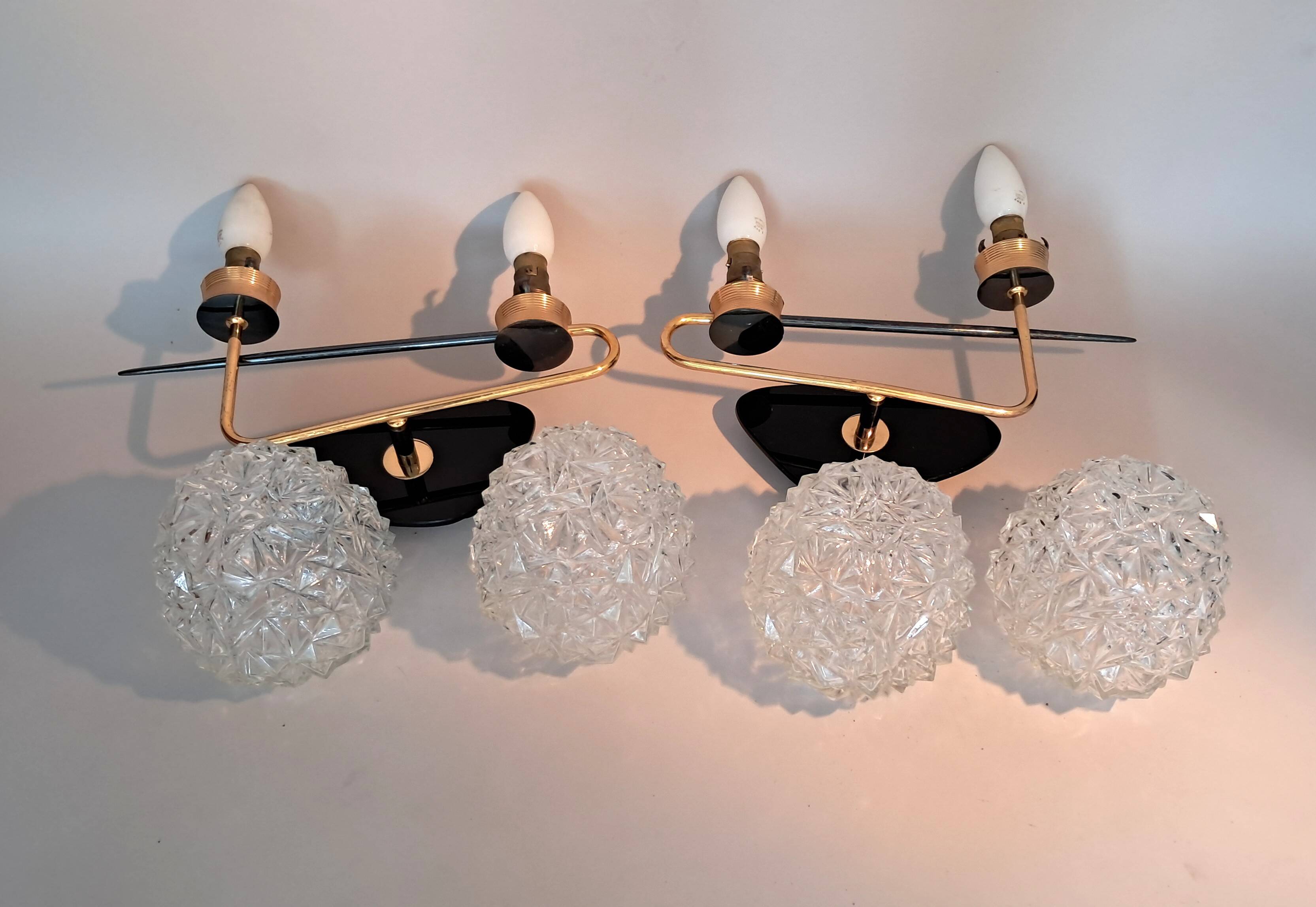Paire d'appliques en laiton doré  à 2 feux 1950.