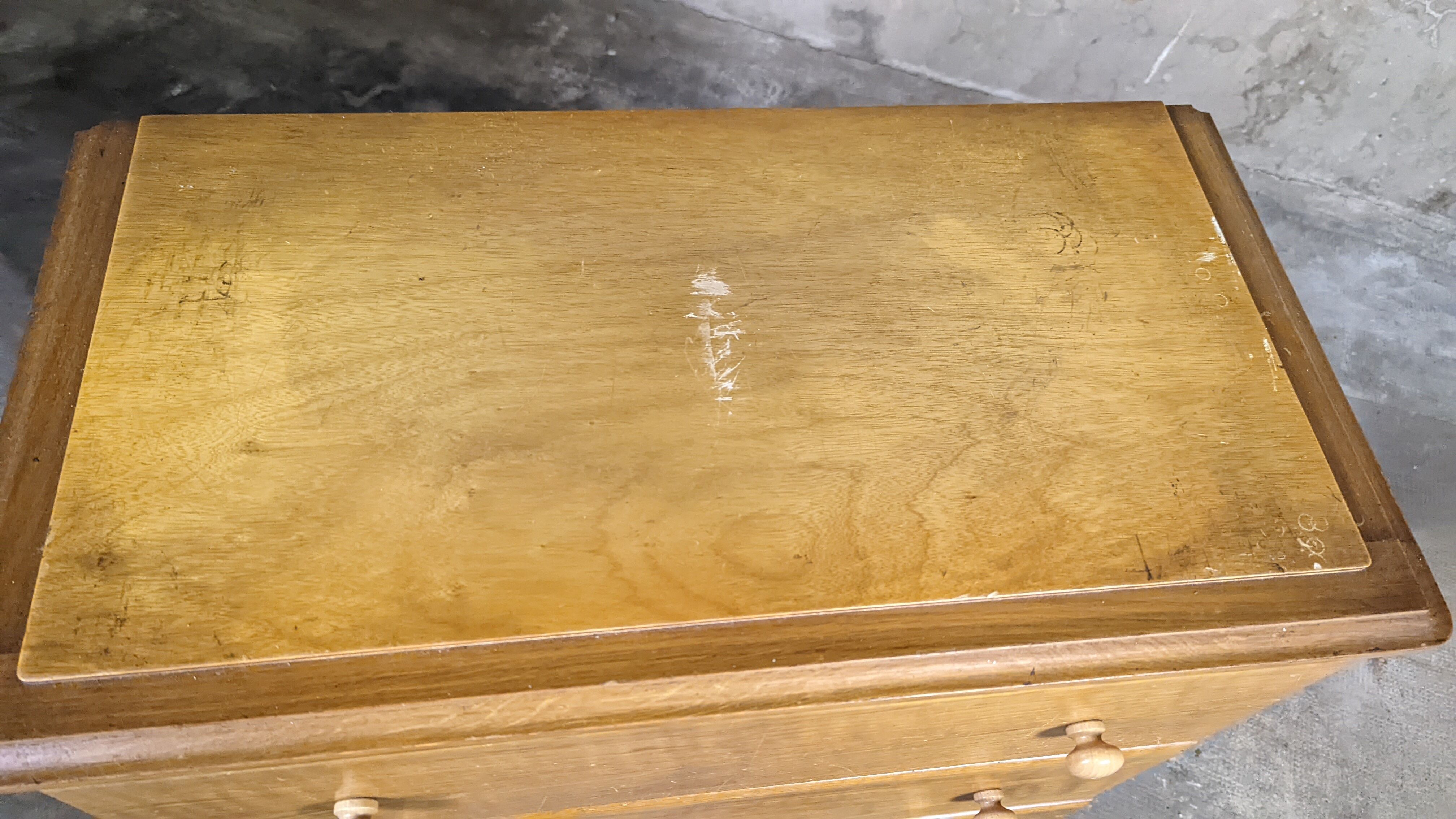 Scandinavian compass foot dresser