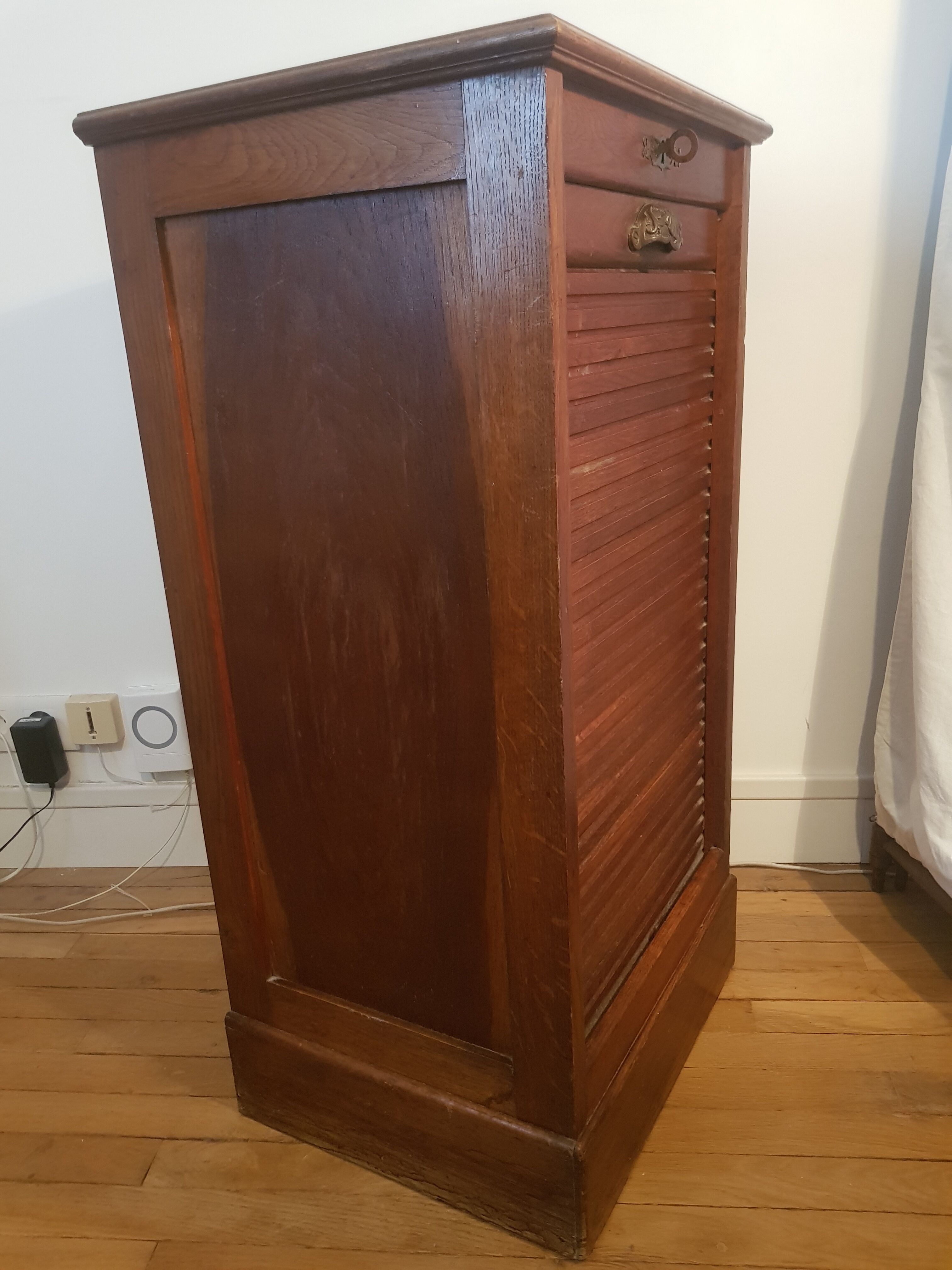 Furniture with sliding drawer