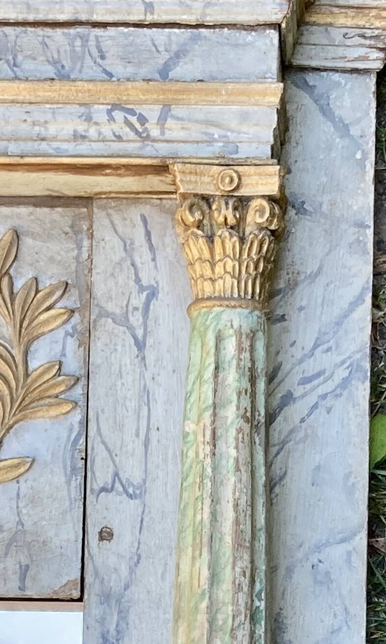 Miroir façade en bois sculpté, encadré de 2 colonnes et chapiteaux dorés