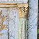 Miroir façade en bois sculpté, encadré de 2 colonnes et chapiteaux dorés