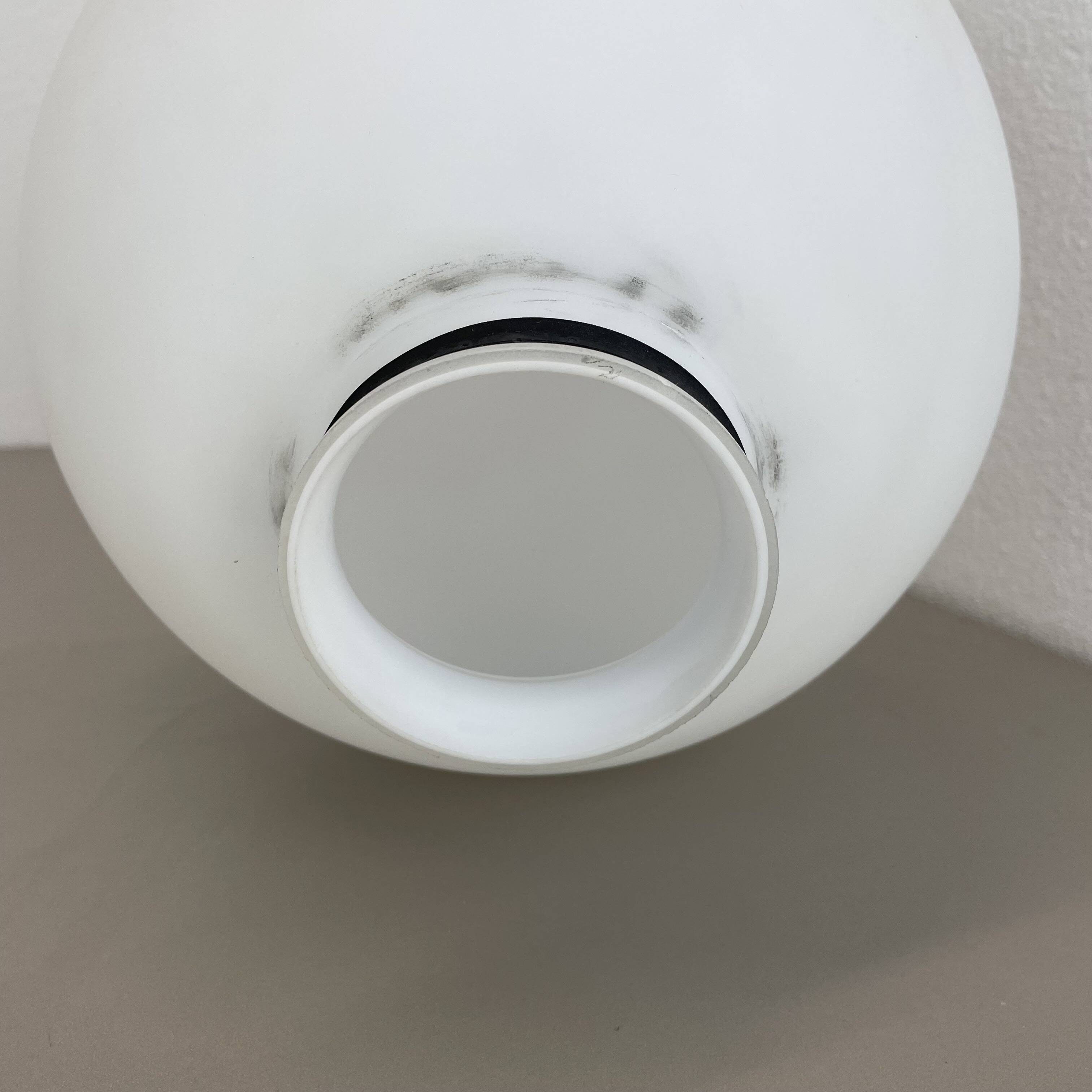 Grande lampe de table en verre « ball » fabriquée par glashütte limburg, allemagne, années 1970