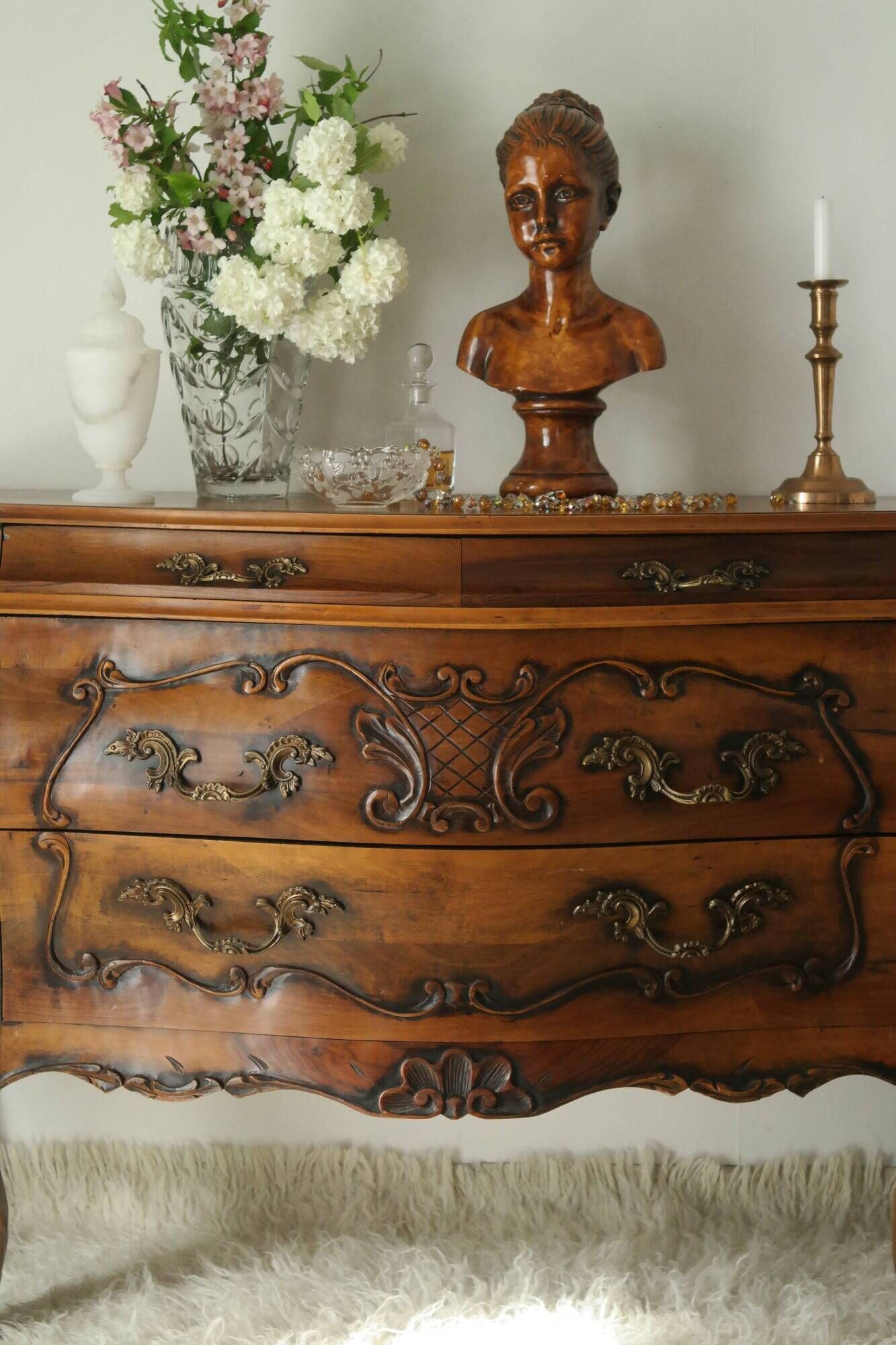 Louis XV style walnut tomb chest of drawers, 20th century