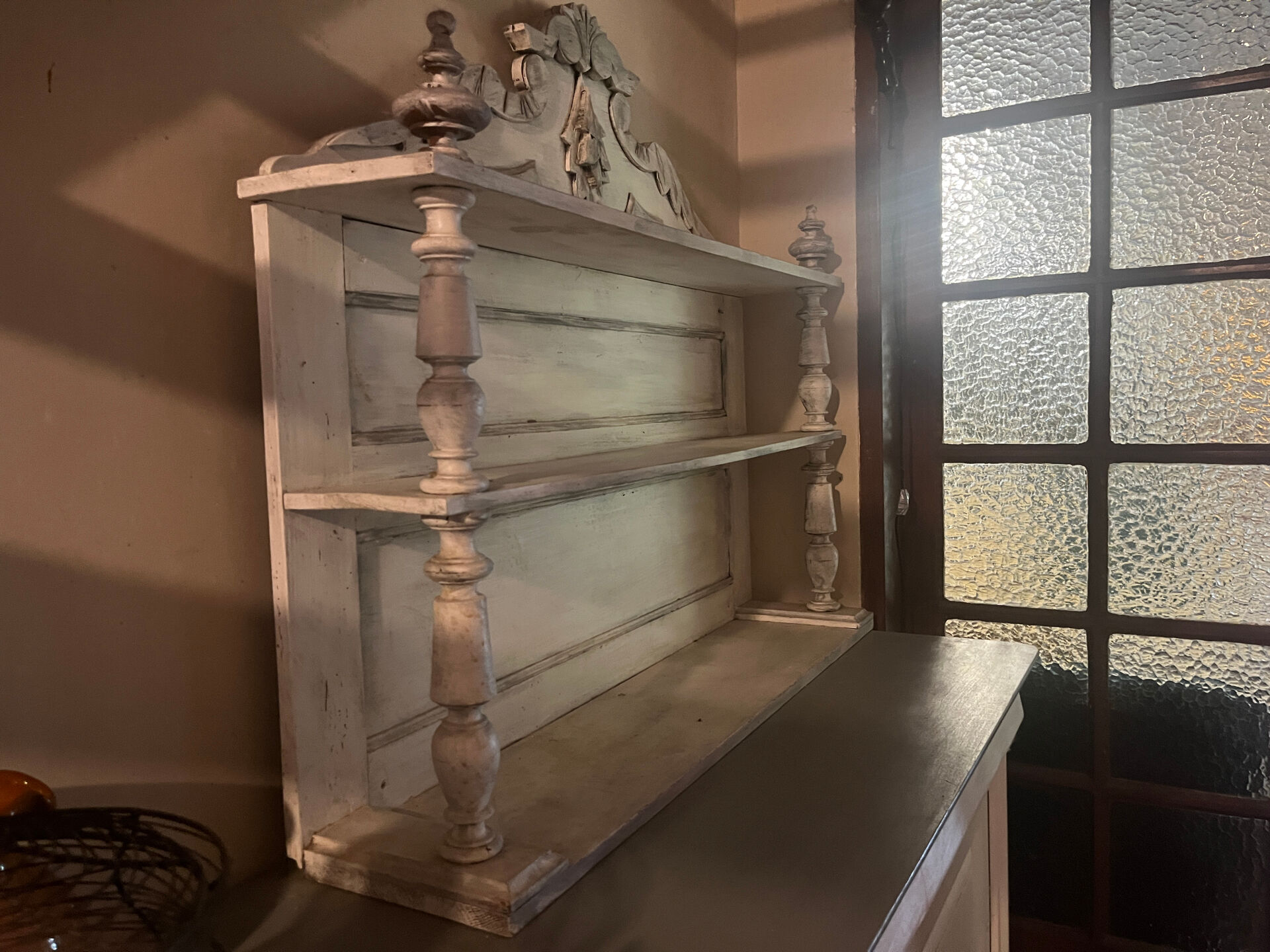Saint Hubert cabinet top