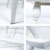 Chaise vintage en bois blanc avec dossier à barreaux, style maison de campagne