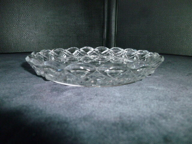 Moulded pressed glass bottle or carafe