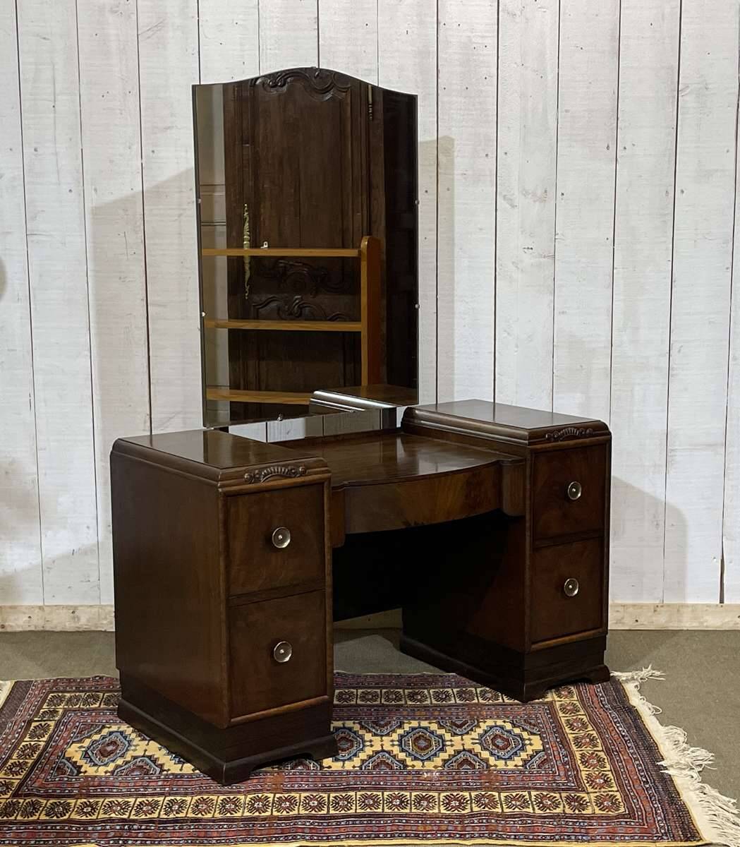 Art Deco English hairdresser in walnut from the 1930s.
