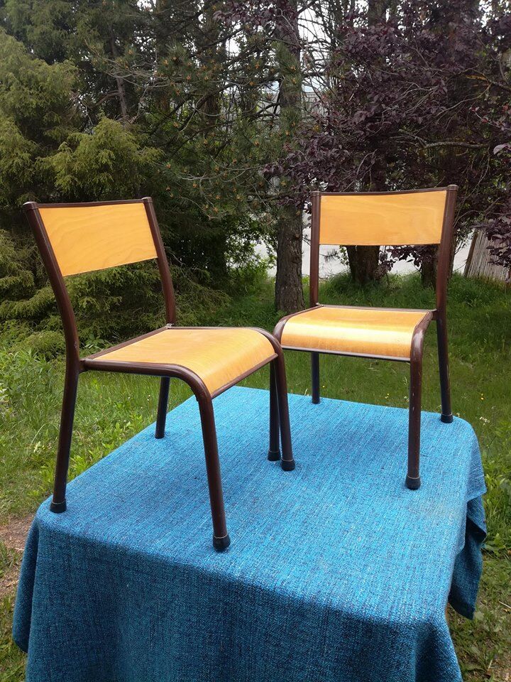 Duo chairs of school children