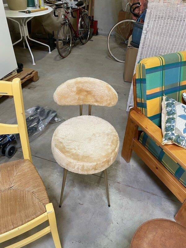 Chaise style vintage en fourrure beige