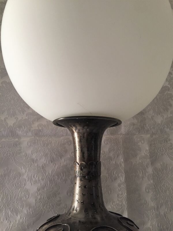Lampe métal atypique style medieval globe opaline