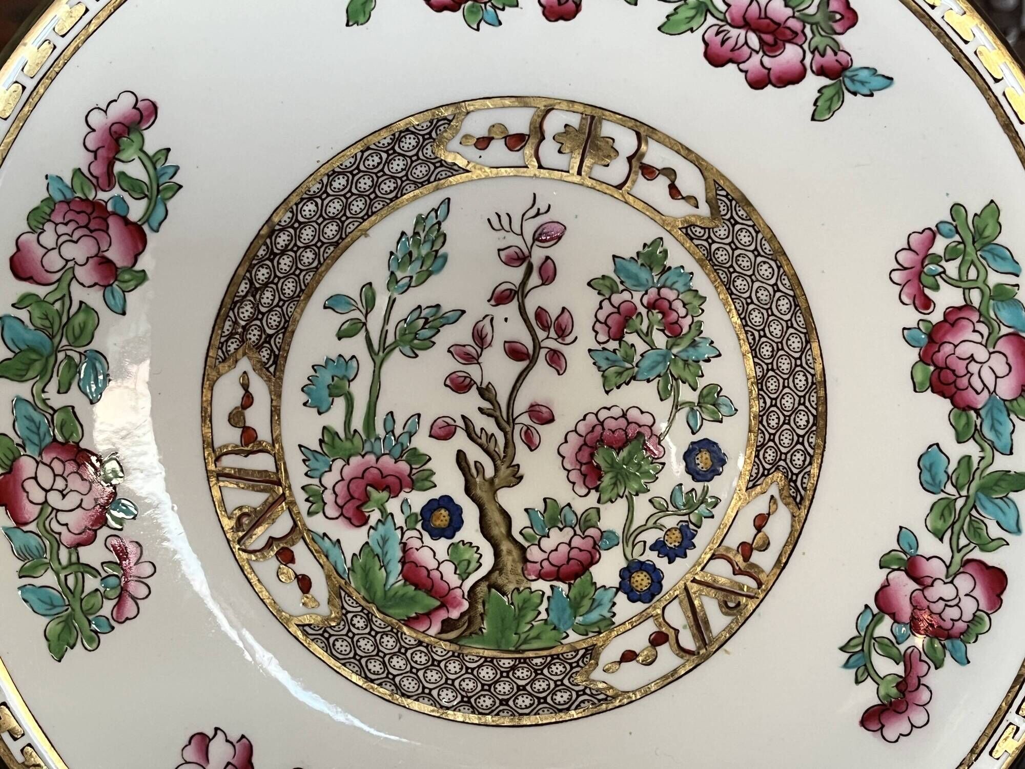 Two English porcelain plates by Bridgewood from the 20th century.