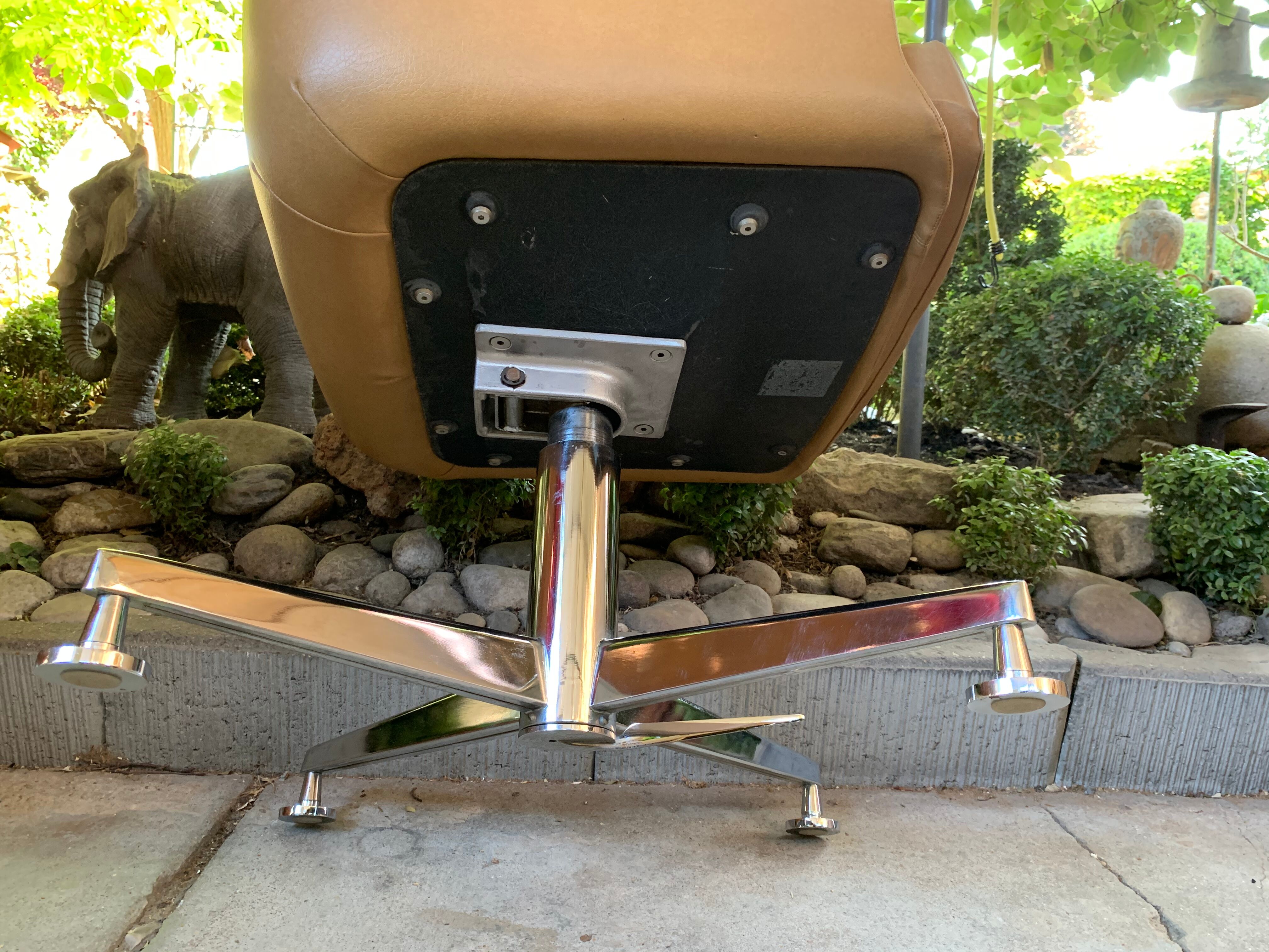 Airborne 1970s "bridge" swivel chair