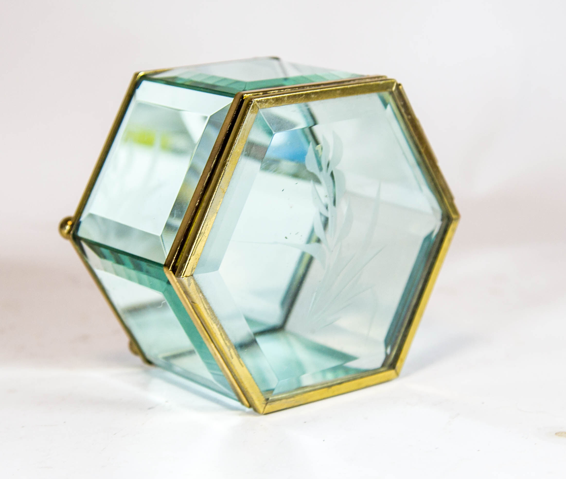 Boîte à bijoux vintage verre en laiton et à facettes conception hexagonale